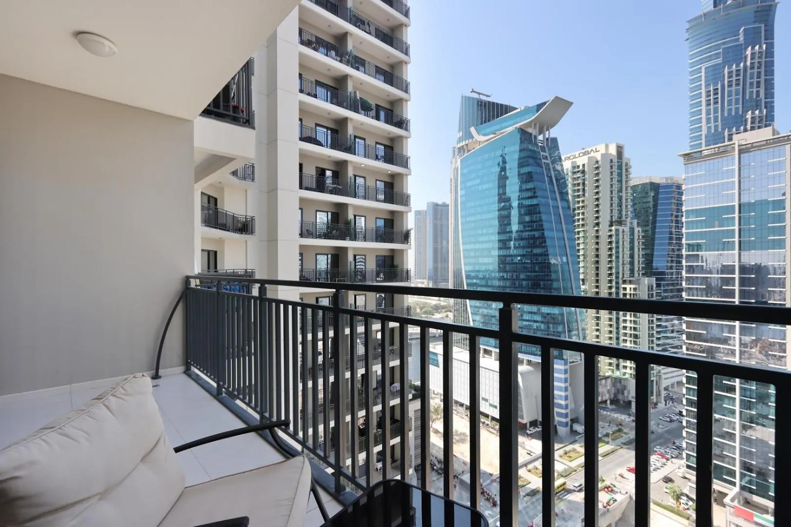 Livbnb-1B Urban Serenity With Private Balcony Dubai