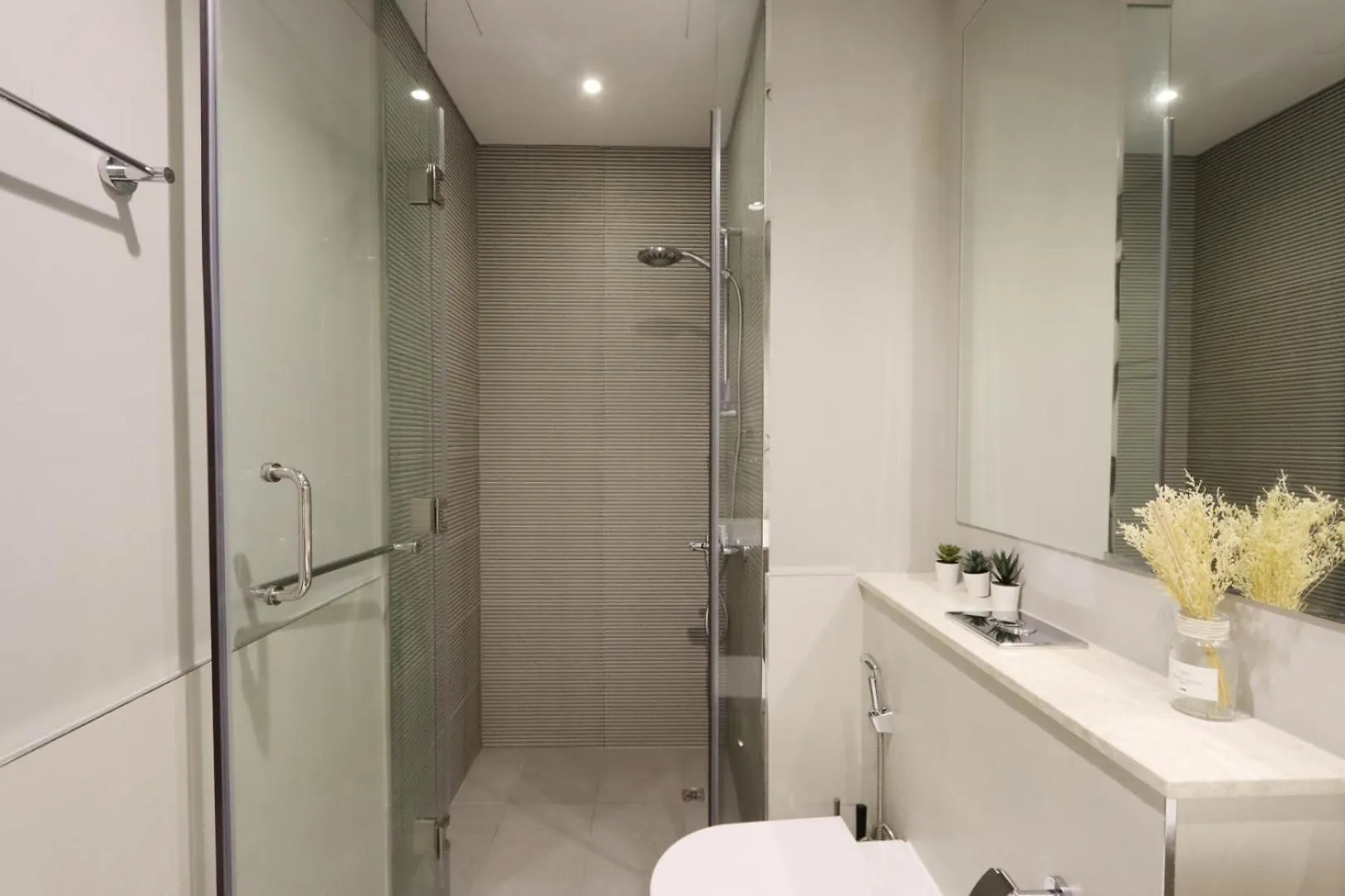 Livbnb-1B Urban Serenity With Private Balcony Dubai United Arab Emirates