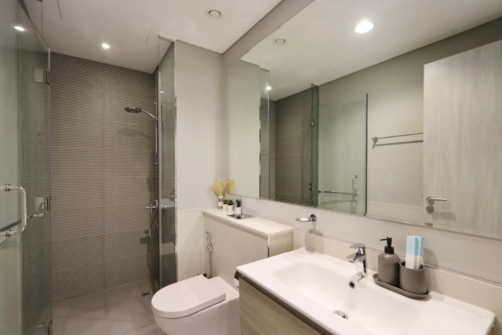 Livbnb-1B Urban Serenity With Private Balcony Dubai Apartment